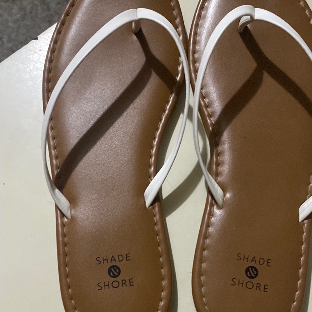 Shade & Shore White and Brown Flip-Flop Sandals